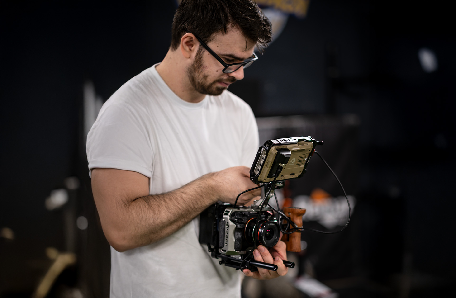 Daniel Pitthan – Videograf und Fotograf bei der Arbeit im Studio